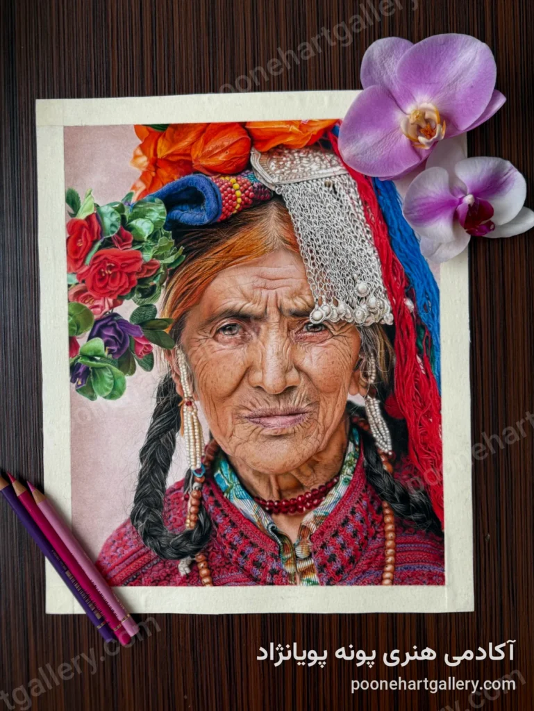 پرتره مداد رنگی پیرزن با سربند نقره‌ای سنتی